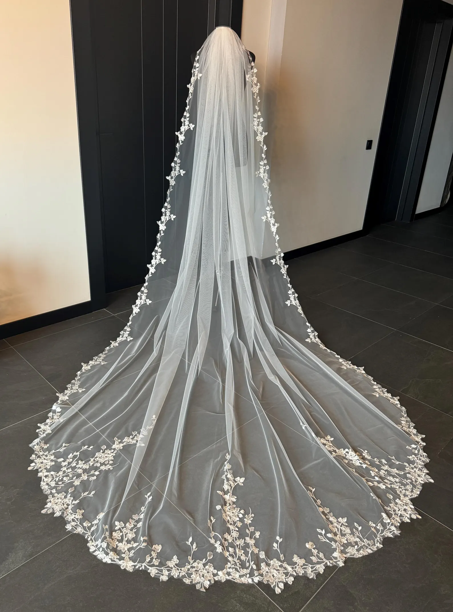 il 1588xN.6489996667 5tp6 Embroidered Cathedral Wedding Veil