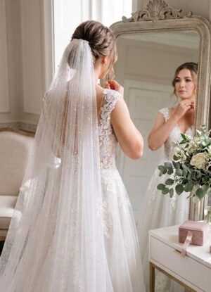Glitter wedding veil on a bride in an elegant bridal look